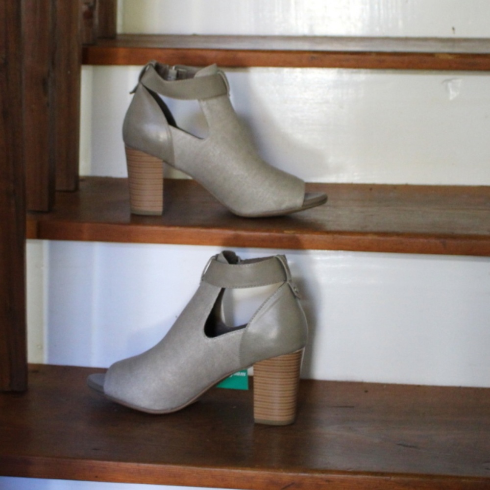 Womens Sole Sensibility Size 9.5 shoe